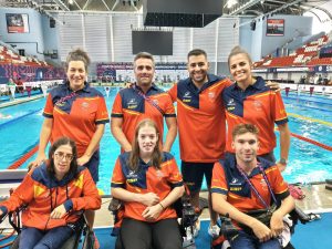 Equipo de natación al completo en el Mundial de Singapur.